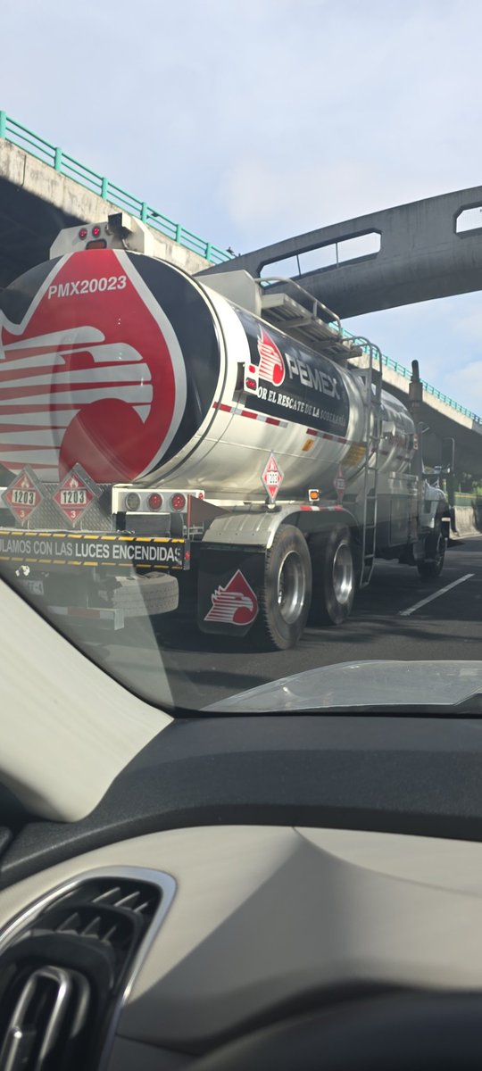checart's tweet photo. @SSC_CDMX camión de @Pemex por los carriles centrales del Periférico. Esta prohibido!! Por eso luego hy desastres https://t.co/BBLqzJmjf3