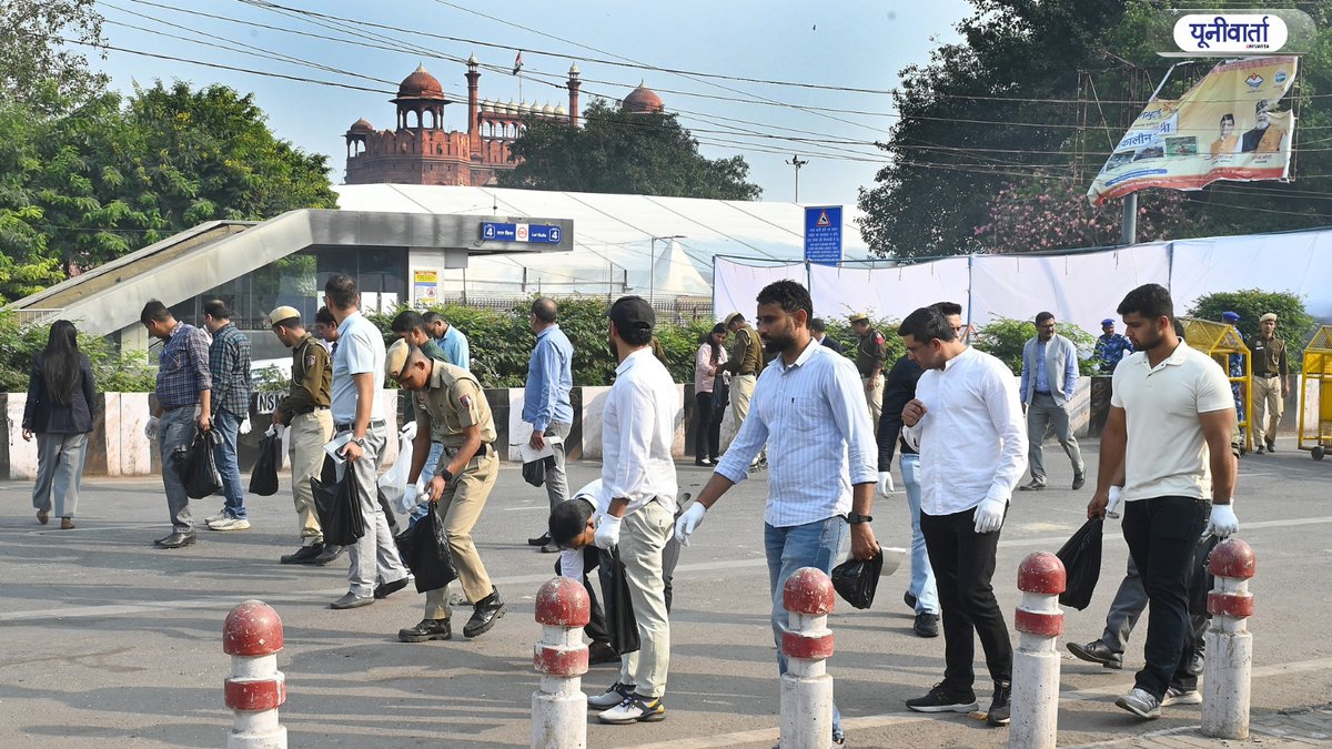 univartaindia1's tweet image. In Photos | सुरक्षा कर्मियों ने मंगलवार को दिल्ली में लाल किले के पास विस्फोट स्थल से सबूत एकत्र किए। सोमवार देर शाम हुए इस भीषण धमाके में अब तक 13 लोगों की मौत हो चुकी है और कई अन्य घायल हैं।

📸: Ranjan Dimri / UNI

#RedFort | #SecurityAlert | #DelhiNews | #Explosion | #Delhi |…