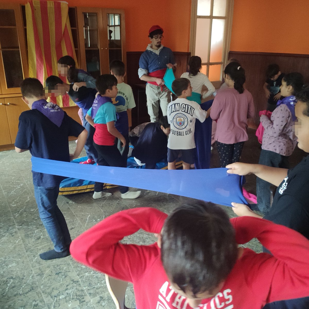 Cicle mitjà vam celebrar la castanyada anant d'excursió i aprenent tradicions, balls i jocs catalans. 

@ajuntament_montgat <a href="/ssttmvo/">ST_MVO</a> @claustrodeig #montgat #espriumontgat #escolaactiva #escolapublica #projectesdescola #infantsfeliçosaprenenmes