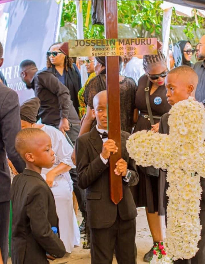 IkindaKani11826's tweet photo. MIPANGO YA CCM ILIVYOMWAGA DAMU YA JOSSELIN MAFURU.
Ilikuwa ni Jumatano ya Oktoba 29, Josselin Mafuru akiwa barabarani na watoto wake gari yake ilisimamishwa, Njemba zenye sura ngumu na Bunduki hatari za Kivita walitoa amri kumtaka asimamishe gari.
WAKASHUTI😭
#TheGreateComeBack https://t.co/zfP1NlkYXw