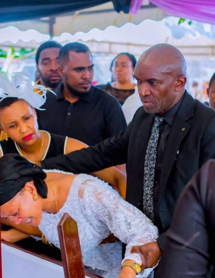 IkindaKani11826's tweet photo. MIPANGO YA CCM ILIVYOMWAGA DAMU YA JOSSELIN MAFURU.
Ilikuwa ni Jumatano ya Oktoba 29, Josselin Mafuru akiwa barabarani na watoto wake gari yake ilisimamishwa, Njemba zenye sura ngumu na Bunduki hatari za Kivita walitoa amri kumtaka asimamishe gari.
WAKASHUTI😭
#TheGreateComeBack https://t.co/zfP1NlkYXw