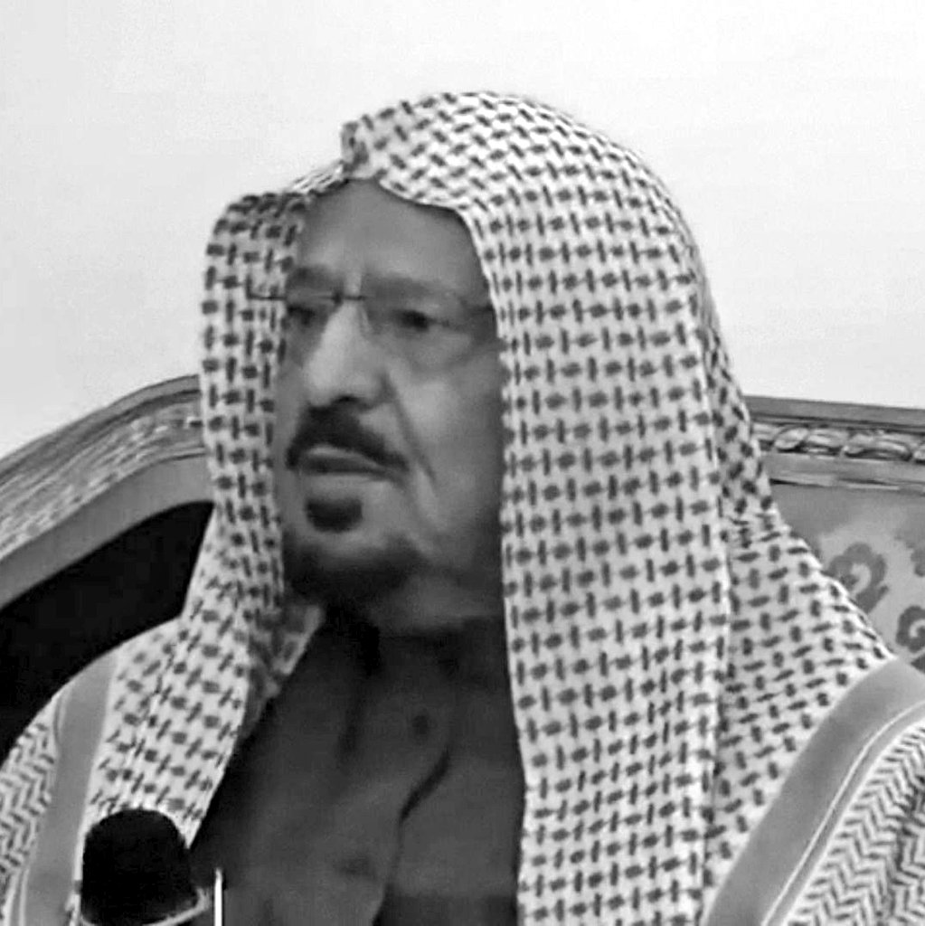 Shaqra_News's tweet photo. ابراهم الناصر  في ذمة الله
————
اليوم الثلاثاء  الموافق ٢٠ / ٠٥ / ١٤٤٧هـ
ودعنا قامة ادبية ورجل علم إنه الشيخ ابراهيم بن عبدالله الناصر  رحمه الله وأسكنه فسيح جناته والهم ابنائه وأهله الصبر والسلوان .
   عرفتُ الفقيد في مدينة مرات وهو في السنة الاخيرة ابتدائي وكان من الطلاب المتميزين الكل يشيد بخلقه وتعامله . . 
   وكان لي لقاءات معه في مدينة الرياض وهو لايزال طالبا في المرحلة الجامعية ولم افقد تواصله وان باعدت مقرات الوظيفة بيننا فقد عمل المرحوم في المدينة المنورة وفي مدينة ابها . 
    وكان يجمع بين مسئولياته العائلية والدراسة دون ان يثنيه انشغاله عن شئ من وجباته الدراسيه وأيضا متابعة مايصدر من كتب ادبية وصحف يومية في المملكة وفي العالم العربي  . 
   اعرف عنه ( رحمه الله)بره بوالديه واخوانه  وصلة الرحم واحترام الكبار والاستماع اليهم  والتحاور معهم   وحبه للأعمال الخيرية ومنها بناء جامع في مدينة مرات مسقط رأسه . 
    رحم الله شيخنا ابراهيم  فقد ترك ذكرا  طيبا  وذرية صالحة  نسأل الله ان يسكنه فسيح جناته (مع الذين أنعم الله عليهم من النبيين والصديقين والشهداء والصالحين وحسن أولئك رفيقا ) .

📝  عبدالله بن عبدالرحمن الغيهب
#محافظة_شقراء #الوشم #شقراء
#الشيخ_ابراهيم_بن_عبدالله_الناصر
#المدينةالمنورة #ابها #مرات #الرياض