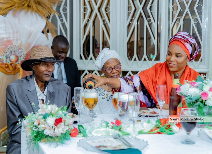 #Burundi:Vraiement comprend pas prquoi la famille <a href="/GeneralNeva/">SE Evariste Ndayishimiye</a> &amp;son épouse <a href="/Burundi1stLady/">Angeline Ndayishimiye Ndayubaha</a> ont voulu faire le trending de cette image qui devrait être plutôt une photo privée de famille. Avec des verres de #Primus et de #champagne, ses hôtes (parents?) semblennt rien comprendre !