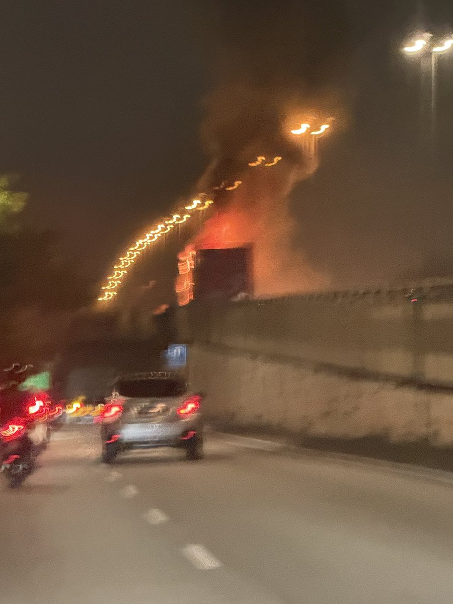 Ada lori terbakar otw dari Persiaran Kewajipan hala ke Airport Subang.