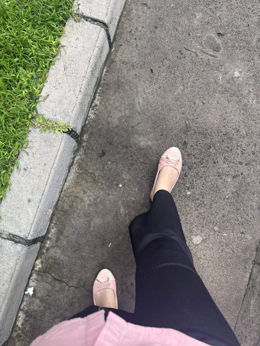 lemonteano2's tweet photo. aku dengan flatshoes princess ku https://t.co/Va9nBeNr2m