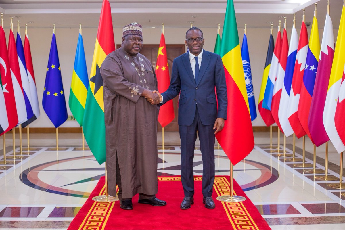 BeninDiplomatie's tweet image. 🇧🇯🫱🏿‍🫲🏼🇬🇭 🫱🏿‍🫲🏼🇺🇳 #BeninDiplomatie | Le Ministre @shegunbakari a reçu ce lundi 10 novembre 2025, les copies figurées des lettres de créance du nouvel Ambassadeur désigné du Ghana près le Bénin, M. Mohammed Abubakari MANAF, ainsi que les lettres de cabinet de la Représentante du #FIDA…