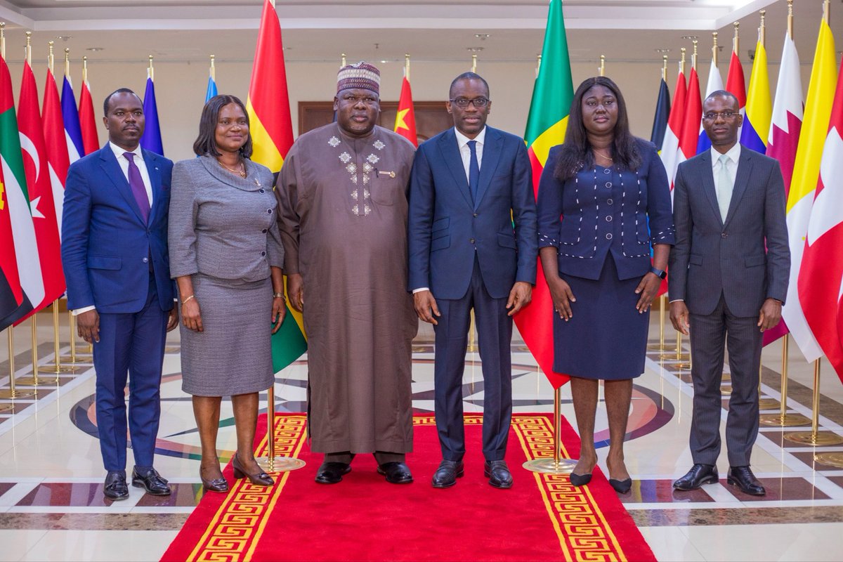 BeninDiplomatie's tweet image. 🇧🇯🫱🏿‍🫲🏼🇬🇭 🫱🏿‍🫲🏼🇺🇳 #BeninDiplomatie | Le Ministre @shegunbakari a reçu ce lundi 10 novembre 2025, les copies figurées des lettres de créance du nouvel Ambassadeur désigné du Ghana près le Bénin, M. Mohammed Abubakari MANAF, ainsi que les lettres de cabinet de la Représentante du #FIDA…