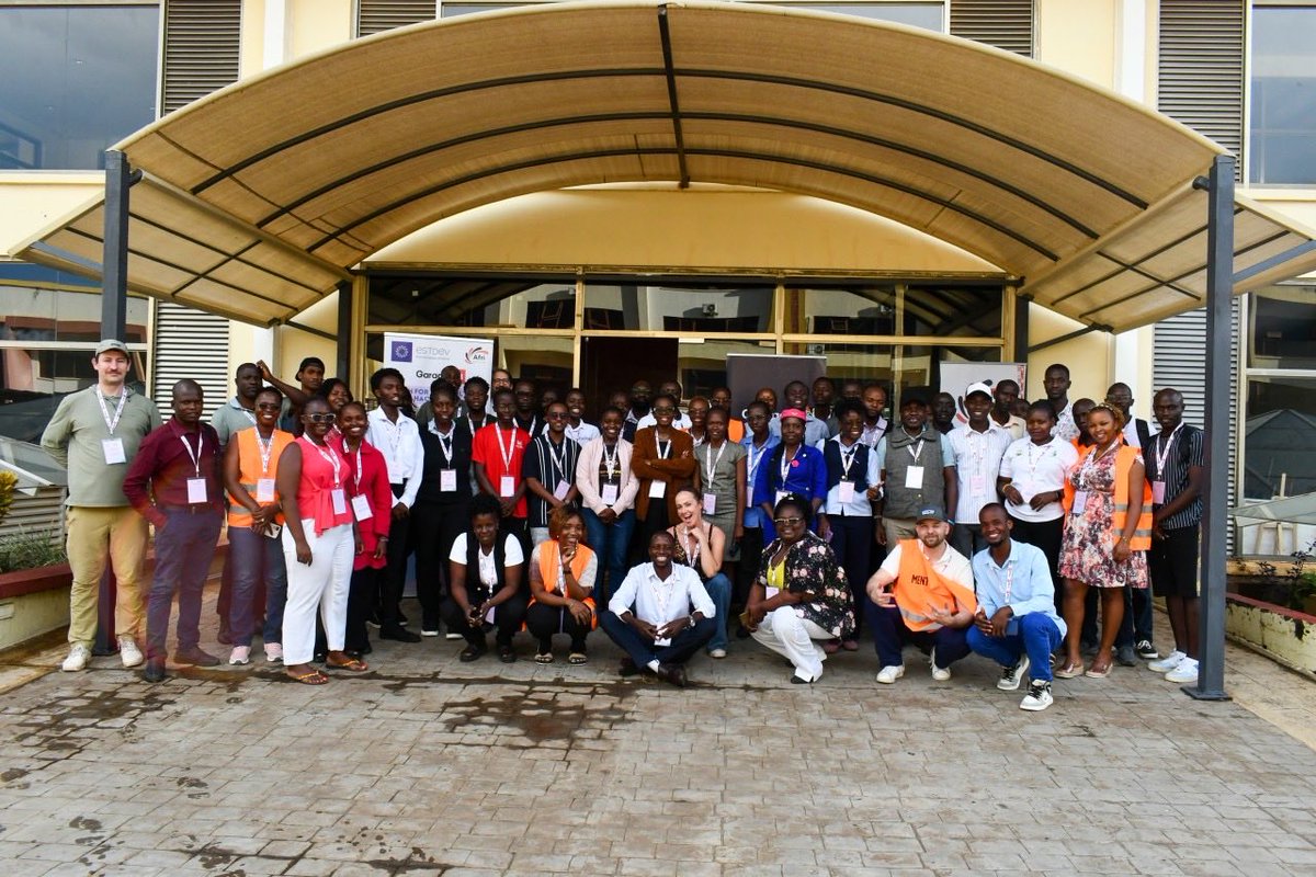 Cee_Jay1_'s tweet image. Spent 48 hours at the #Tech4Agriculture Hackathon 2025 mentoring brilliant young innovators. Seeing ideas turn into prototypes reminded me why I love innovation, it’s about the people, curiosity &amp;amp; persistence. Thanks @AfriFORTIFIED @Garage48 @IDL_Labs  #AgriTech #Hackathon2025