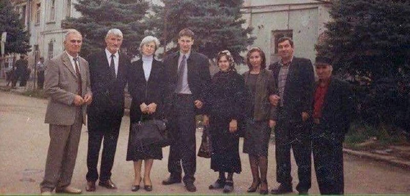 AndreySmetanen6's tweet image. На этом историческом фото — российские правозащитники, которые следили за тем, чтобы государство исполняло свою функцию – защиту прав и свобод человека. Анна Политковская, Станислав Маркелов, Наталья Эстемирова и др. Грозный, 2005 год.

Они были убиты все.