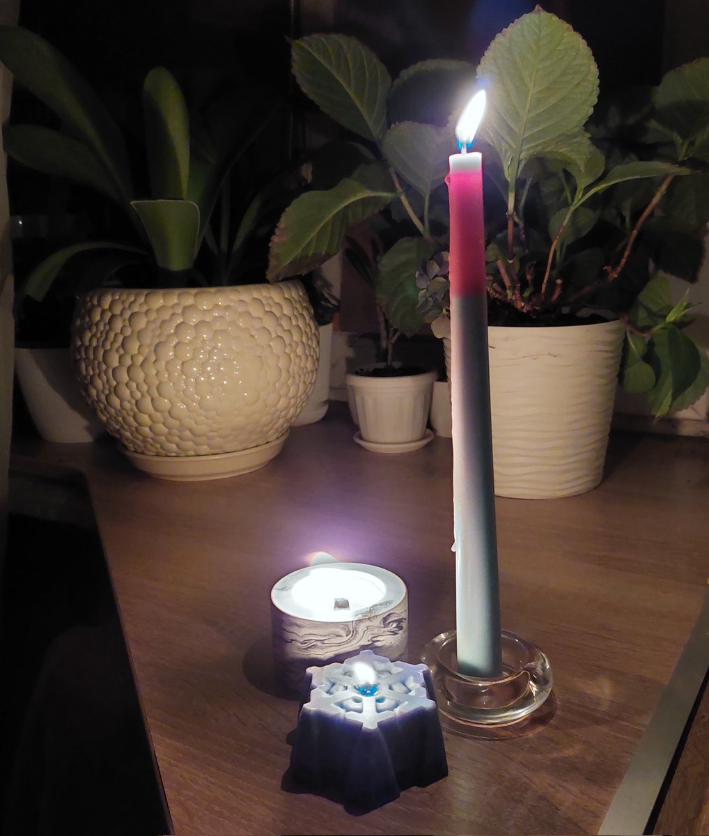 Твіт вдячності людям, які за останні два роки надарували мені купу свічок🩷