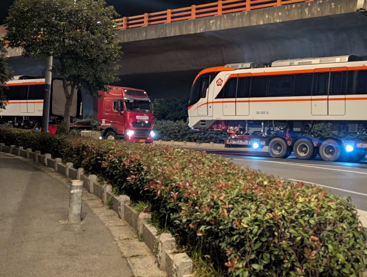 rikioop's tweet photo. 一抬头前面马路上好像有几节地铁 https://t.co/UOP2wliGyZ