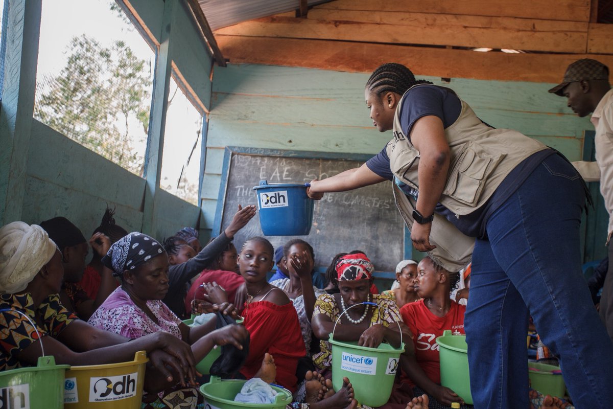 ODHasbl's tweet photo. À Sota (Ituri), avec l'appui de l'@UNICEFDRC, 48 femmes et filles ont reçu des kits de dignité après un appui psychosocial.

🔜 220 bénéficiaires dans 6 aires de santé du territoire d’Irumu.
💪 Restaurer l’estime de soi et la résilience.
•
#Dignité #Ituri #Protection #VBG #DRC https://t.co/FRBWZeKbRQ