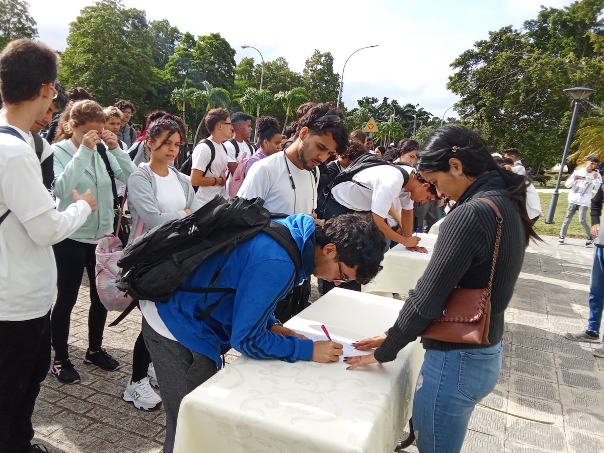 aantelo2019's tweet photo. #Hoy los estudiantes de 1er año de la facultad #CITEC de la @universidad_uci firmaron el compromiso de la MTT, en homenaje al 50 aniversario de la Operación Carlota y al Centenario del Comandante en Jefe Fidel Castro Ruz.
#UnidosXCuba #CubaEstáFirme #CubaVencerá https://t.co/lk8QoTblVS