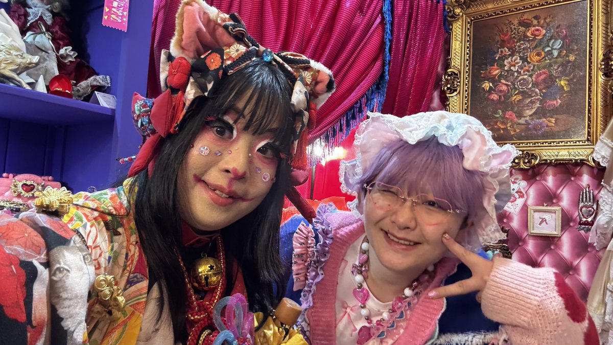 kaorila37's tweet photo. 前に東京の #カワイイカルト 高円寺店さんに行きました🩷🖤部屋中がピンク色で私好みなものがたくさん!✨
#millna さん@mi_te_yo 店主🩷
お店でガチャガチャ500円のジュエルをGET!💎✨
ジュエルをカメラで通して写すと万華鏡みたいになると教えてもらい写してみると夢の中の世界に早変わり🌈🦄🩷✨ https://t.co/CaQZPtqS3W