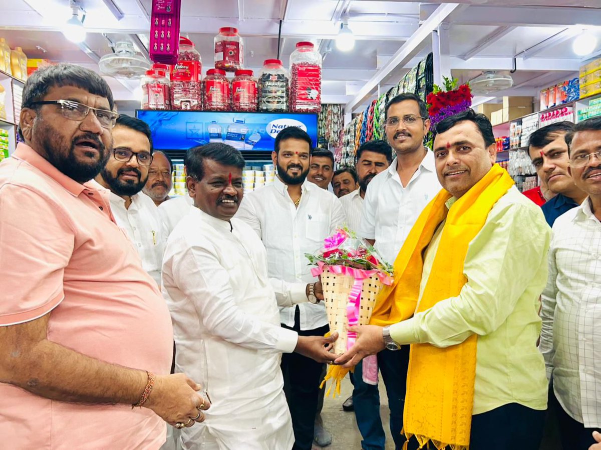 SunilKambleBJP's tweet image. आज उद्योजक श्री.राजुराम चौधरी व मल्हारी नरवडे यांच्या लोकेश एंटरप्रायजेस या भव्य दुकानाचे उदघाटन माझ्या हस्ते पार पडले.
याप्रसंगी मोठ्या प्रमाणात व्यापारी मित्र परिवार उपस्तिथ होते.
#DevendraFadanvis #MLA #SunilKamble #PuneContonment