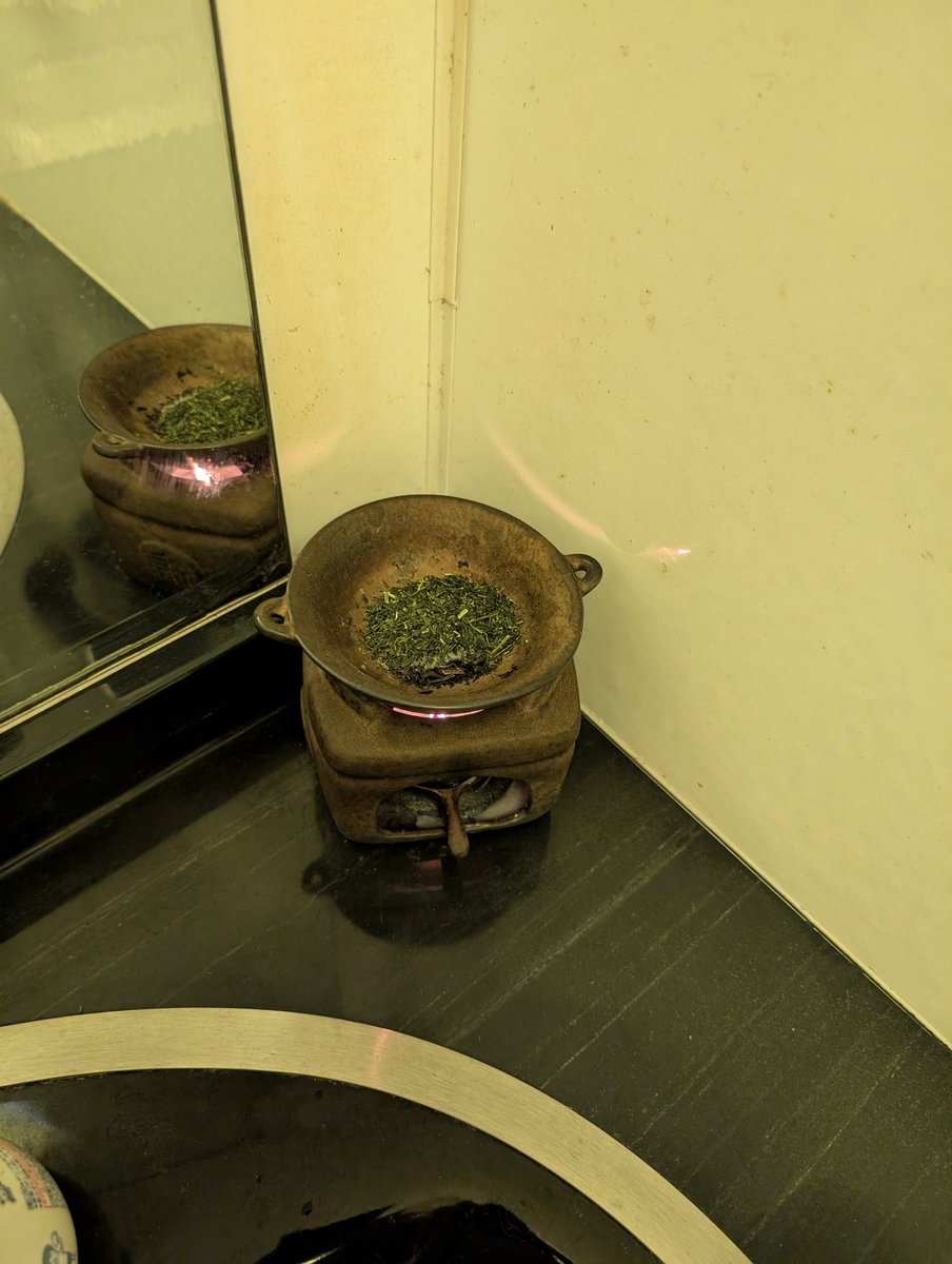 久々に来たバーですがトイレでお茶のお香(茶香炉)
やべえ