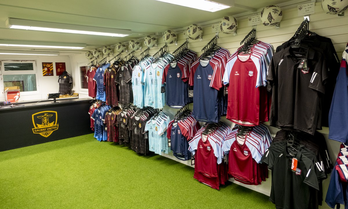 Is mór le Gaillimh Aontaithe tacaíocht fiail ó <a href="/UdarasnaG/">Údarás na Gaeltachta</a> a chuidigh linn chun an siopa nua seo a oscailt i bPáirc Eamonn Deacy. 

Tá ríméad an domhain orainn leis an slacht atá ar an siopa. Míle Buíochas don Údarás 🤝

#ItsATribalThing | #UnitedAsOne