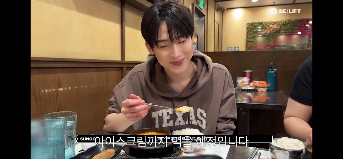 ena_map1130's tweet photo. ENHYPEN 聖地巡礼

📍 BCD Tofu House
アメリカ ロサンゼルス
スンドゥブ

ソヌ SUNOO

どうしても食べたかったのが伝わってきましたね［-'　'-］
豆腐が豆腐食べてました🤍
 #プニズあしあと  #enhypen聖地巡礼 https://t.co/kCW1leoJdn