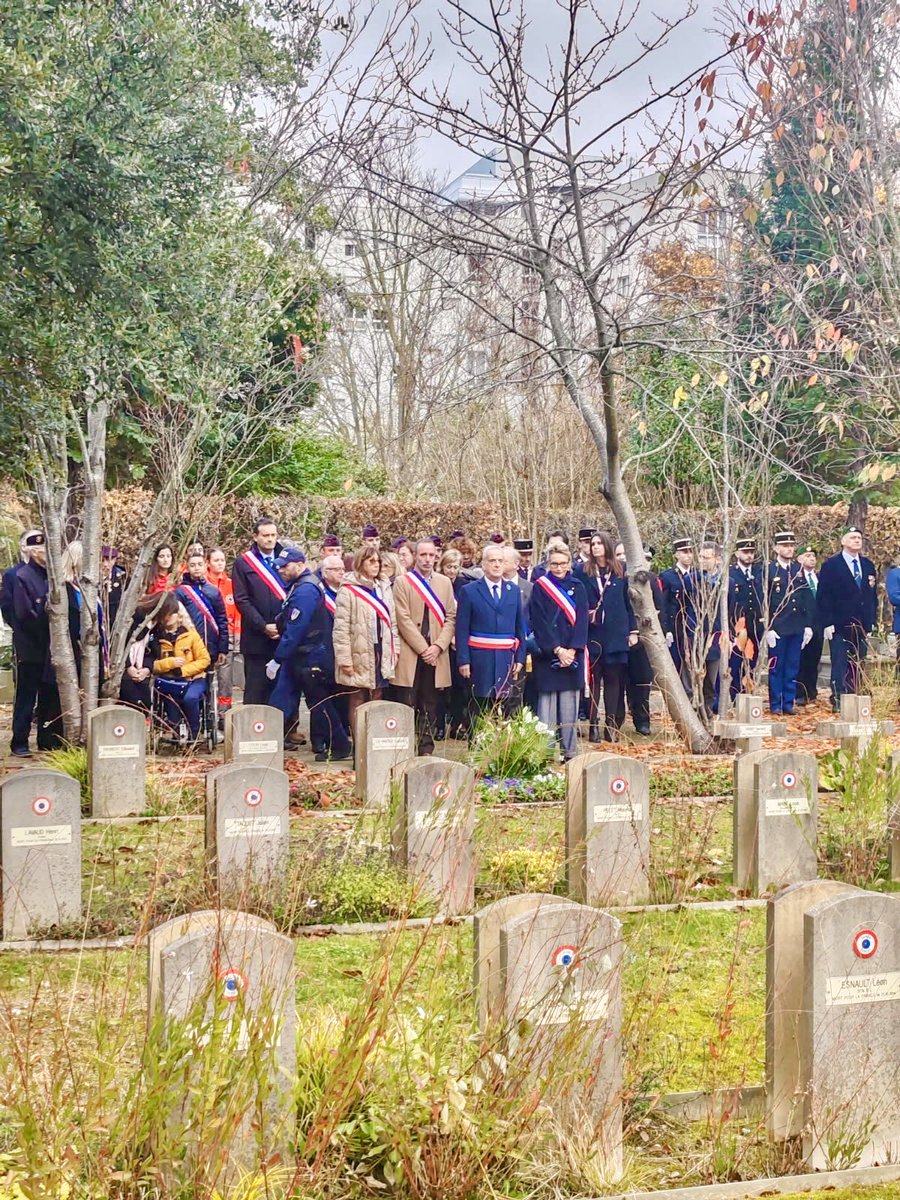 sebeauval's tweet image. 🇫🇷 Cérémonie du 11 novembre à #Courbevoie 🇫🇷 
Jour de Devoir de Mémoire où aux côtés des anciens combattants, des forces de sécurité, des élus et des nombreux Courbevoisiens, nous nous souvenons et rendons hommage aux soldats d’hier et d’aujourd’hui mort pour la France.