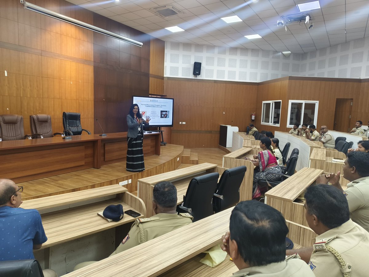 ಇಂದು ಜಿಲ್ಲಾ ಪೊಲೀಸ್ ಕಚೇರಿಯಲ್ಲಿ " ಉದ್ಯೋಗ ಸ್ಥಳಗಳಲ್ಲಿ ಮಹಿಳೆಯರಿಗೆ ಲೈಂಗಿಕ ಕಿರುಕುಳ ತಡೆಯುವಿಕೆ, ನಿವಾರಣೆ ಮತ್ತು ನಿಷೇಧಿಸುವಿಕೆ " ಸಂಬಂಧ ಕಾರ್ಯಗಾರ ಏರ್ಪಡಿಸಿ, ಪೊಲೀಸ್‌ ಅಧಿಕಾರಿ &amp; ಸಿಬ್ಬಂದಿಗಳಿಗೆ ತರಬೇತಿ ಕಾರ್ಯಾಗಾರ ಹಮ್ಮಿಕೊಳ್ಳಲಾಗಿತ್ತು.