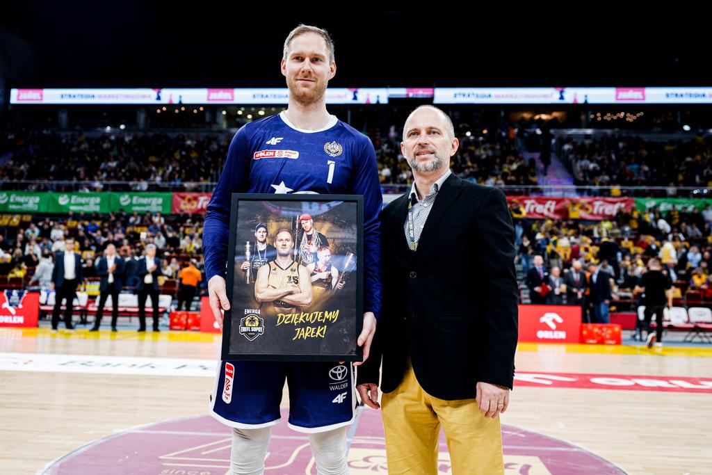 Niestety, Jarkowi nie znudziło się wygrywanie derbów 😬😉

Przed niedzielnym spotkaniem podziękowaliśmy naszemu byłemu kapitanowi za trzy sezony pełne sukcesów 🏆🥇🥉 Pamiątkową ramkę dla <a href="/zyzio151/">Jarosław Zyskowski</a> wręczył prezes Energi Trefla Sopot, <a href="/marek_wierz/">Marek Wierzbicki</a> 🖼️

#plkpl