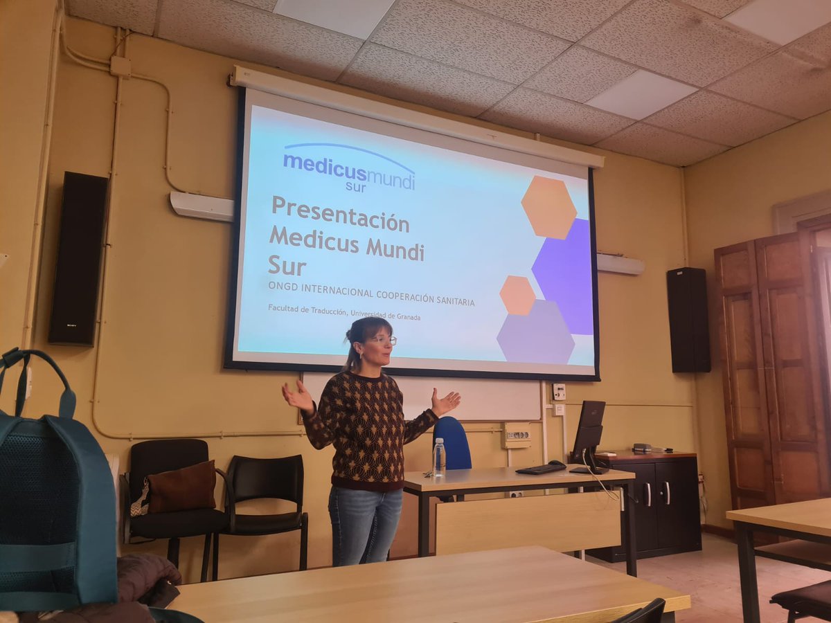 medicusmundiSur's tweet image. 📚 @AlbaBullejos, técnica proyectos de @medicusmundiSur  en la Facultad de Traducción (@CanalUGR ) con una charla sobre el papel de las #ONGD y la implicación de las personas #traductoras en los procesos de cambio. 🌍 Promovemos el #AprendizajeServicio: aprender transformando.