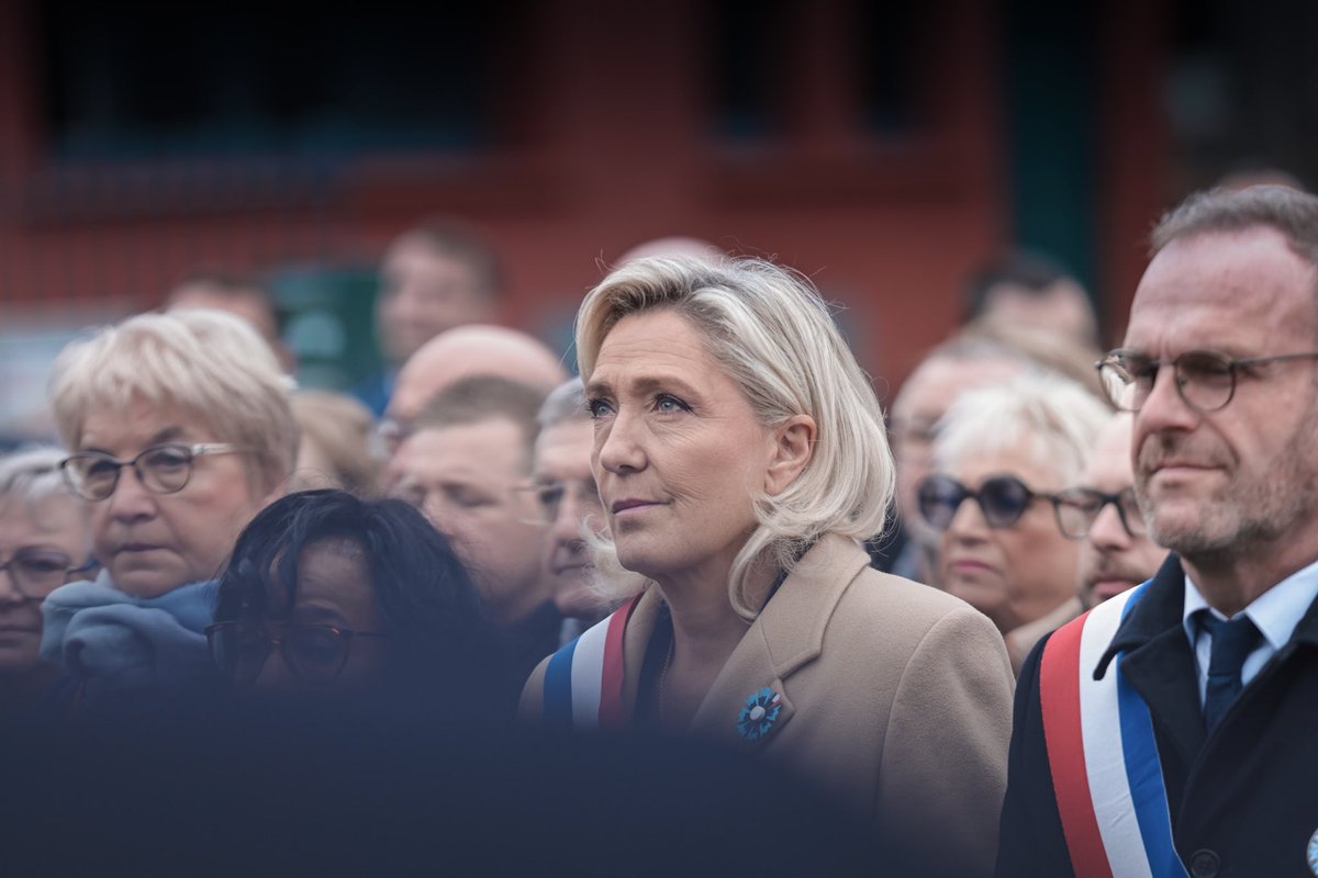 Ils ont tenu dans la boue des tranchées pour que nous puissions tenir debout dans la liberté, ils sont tombés sur le champ de bataille pour protéger le sol sacré de la patrie. Le 11 novembre n’est pas qu’une simple commémoration. Cette date nous enseigne avec gravité que derrière