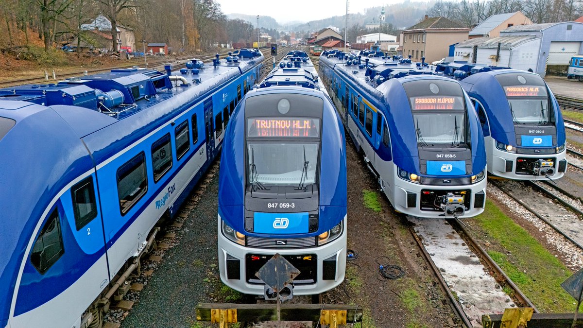 VlastimilWeiner's tweet photo. .@ceskedrahy_ 📷 p��evzaly od @pesabydgoszcz letos poslední jednotku RegioFox, zamíří na tratě v @hkregion. Bude jich tam 26. Úspěšně byla završena letošní dodávka 10 těchto vlaků. Kompletní modernizace flotily v regionu dokončí ČD v r. 2026, z továrny vyjede posledních 7 Lišek. https://t.co/z5HUwrtZgB