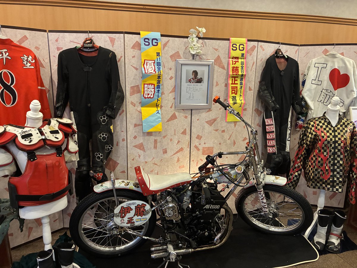 Bf6SpEfmYTuqxo7's tweet photo. 今日は大好きな先輩，スーパースター伊藤正司さんと最後のお別れをしてきました｡
正司さんの人望で参列者の方半端なくいました。男が惚れる漢，伊藤正司
もっともっと酒飲んでまたツーリング行きたかったっすよ！
天国から見守ってください。
正司さんありがとう！
＃伊藤正司
＃スーパースター https://t.co/qE6q4RD3X8