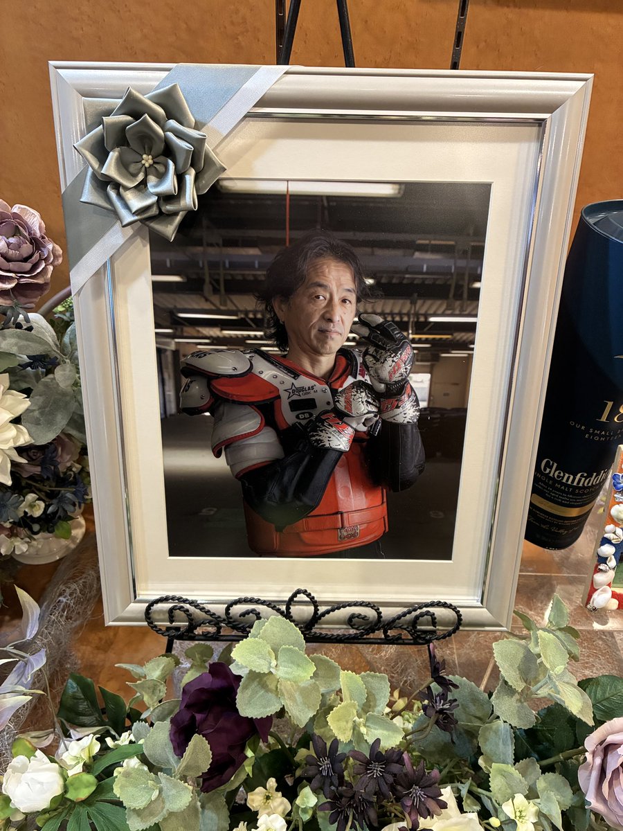 Bf6SpEfmYTuqxo7's tweet photo. 今日は大好きな先輩，スーパースター伊藤正司さんと最後のお別れをしてきました｡
正司さんの人望で参列者の方半端なくいました。男が惚れる漢，伊藤正司
もっともっと酒飲んでまたツーリング行きたかったっすよ！
天国から見守ってください。
正司さんありがとう！
＃伊藤正司
＃スーパースター https://t.co/qE6q4RD3X8