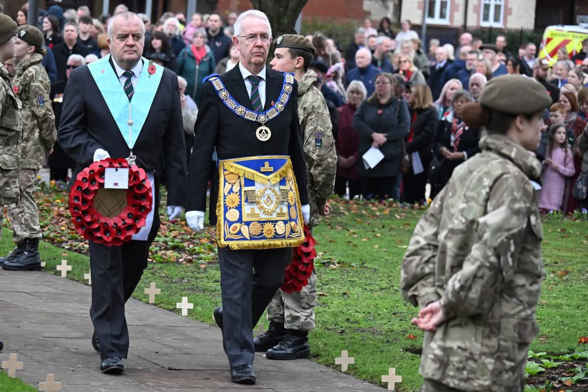 UGLE_GrandLodge's tweet photo. Across the country, Freemasons joined Remembrance Services to pay their respects to those who made the ultimate sacrifice.

Lest We Forget 🌹

#Freemasons https://t.co/sWQG8m1y0p
