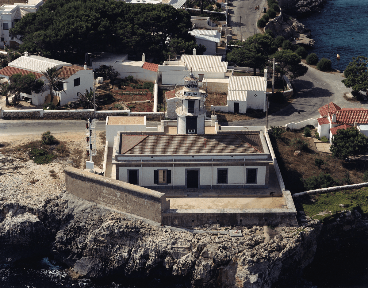 Projectat per Emili Pou, les obres del Far de Ciutadella (#Menorca) van començar el 1861 i es va inaugurar el 30 d’abril de 1863 amb una òptica catadiòptrica de 6è ordre i llum fixa.

#farsdebalears