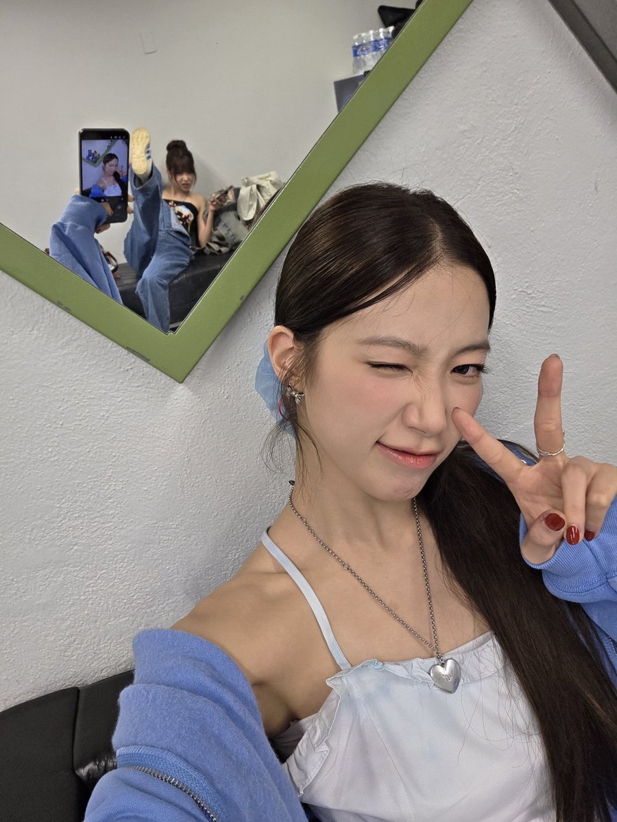 aeerora's tweet photo. eunchae-ya! happy birthday 🤍 you will always be my precious and lovable one-and-only younger sister. you are such a strong support to me too… but whenever things are hard, lean on me anytime 😌 let’s laugh a lot together in our twenties too! https://t.co/Oa21HFYvre
