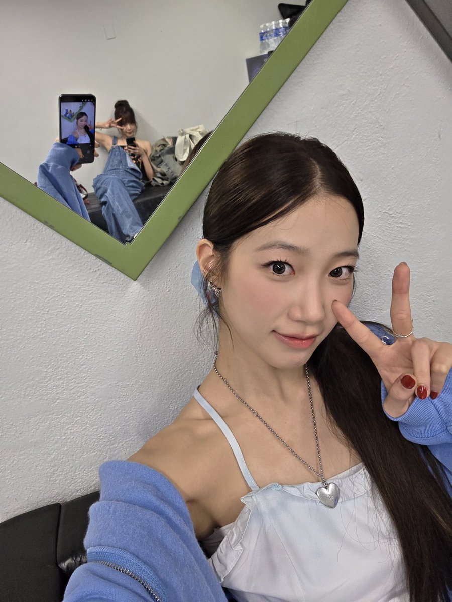 aeerora's tweet photo. eunchae-ya! happy birthday 🤍 you will always be my precious and lovable one-and-only younger sister. you are such a strong support to me too… but whenever things are hard, lean on me anytime 😌 let’s laugh a lot together in our twenties too! https://t.co/Oa21HFYvre
