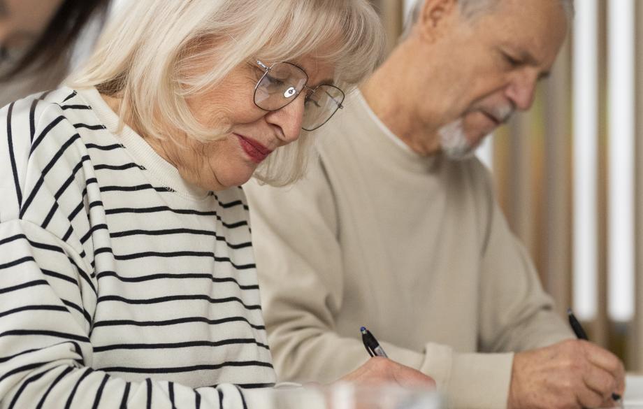 🔴 Europako 27 herrialdetan egindako ikerketa baten arabera, eleaniztasunak gazte mantentzen laguntzen du. Hauxe da <a href="/NatureAging/">Nature Aging</a> aldizkarian argitaratutako nazioarteko azterlan baten ondorioa. Ikerketaren egile nagusien artean <a href="/lulaamour/">Lucia Amoruso</a> dugu <a href="/Ikerbasque/">Ikerbasque</a> eta <a href="/bcbl_/">BCBL</a> ko ikertzailea