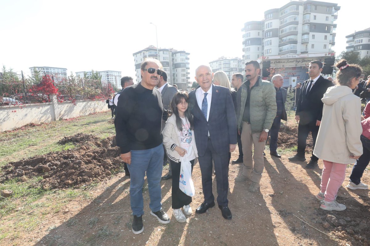 fethiyasar's tweet photo. 11 Kasım Milli Ağaçlandırma Günü dolayısıyla, Cumhuriyet Mahallesinde düzenlediğimiz ağaç dikme etkinliğindeyiz.

2000 metrekarelik alanda yaptığımız ağaçlandırma çalışması ile 100 adet ağacı toprakla buluşturuyoruz.

Etkinliğimize katılan Meclis Üyelerimize, Muhtarlarımıza, çalışma arkadaşlarımıza ve vatandaşlarımıza teşekkür ediyorum.