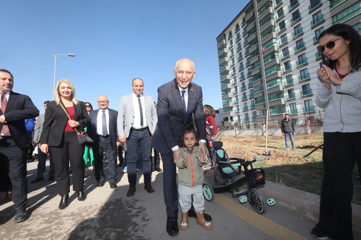 fethiyasar's tweet photo. 11 Kasım Milli Ağaçlandırma Günü dolayısıyla, Cumhuriyet Mahallesinde düzenlediğimiz ağaç dikme etkinliğindeyiz.

2000 metrekarelik alanda yaptığımız ağaçlandırma çalışması ile 100 adet ağacı toprakla buluşturuyoruz.

Etkinliğimize katılan Meclis Üyelerimize, Muhtarlarımıza, çalışma arkadaşlarımıza ve vatandaşlarımıza teşekkür ediyorum.