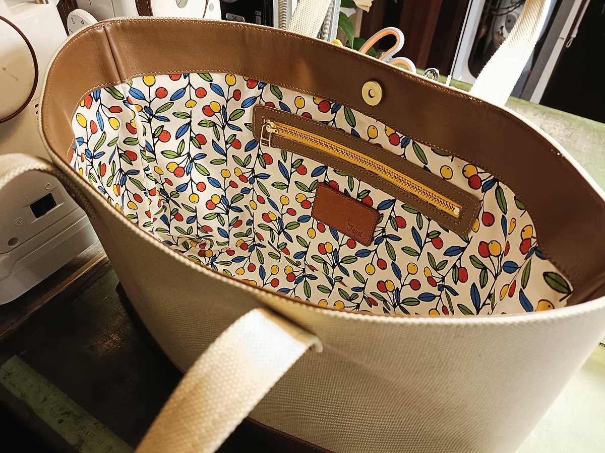 tryst_shop's tweet photo. 帆布 x 牛革のトートバッグ。
内装はちょっと可愛く。

A4サイズOK！普段使いにも重宝です。
帆布と合わせると軽いし程良くカジュアル✨
でもこのデザインは総革でも良い♪
オーダー製作可能です。
#trystshop #trystbag #革バッグ #帆布バッグ #トートバッグ #オーダーメイド #カスタムメイド https://t.co/D0ZciDeqlR