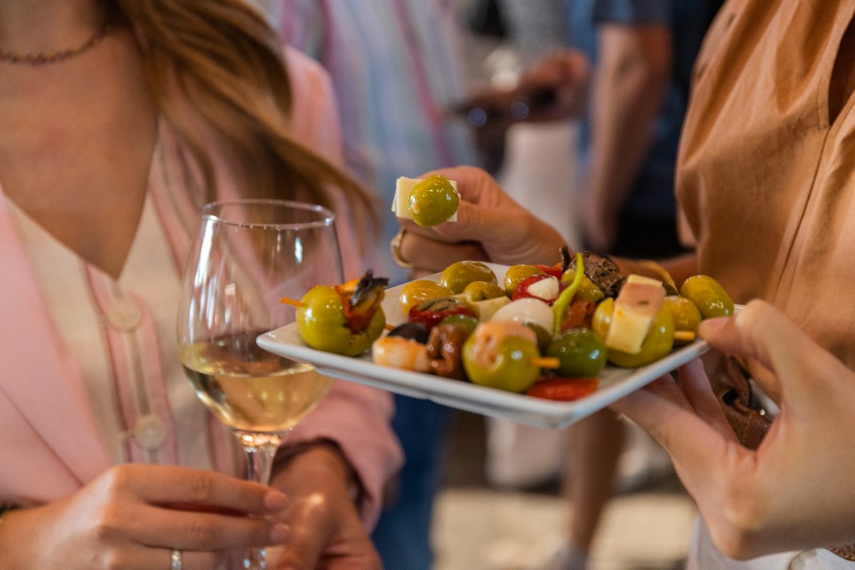 Momentos que se comparten.
.
.
Moments made to be shared.
.
.
#mercadodesanmiguel #sanmiguelmarket #foodie #foodiemarket #foodmarket #eatmadrid #madridspain #madrileñeando #gastromadrid #mercadosanmiguel #madrid #madridfood #experiencia