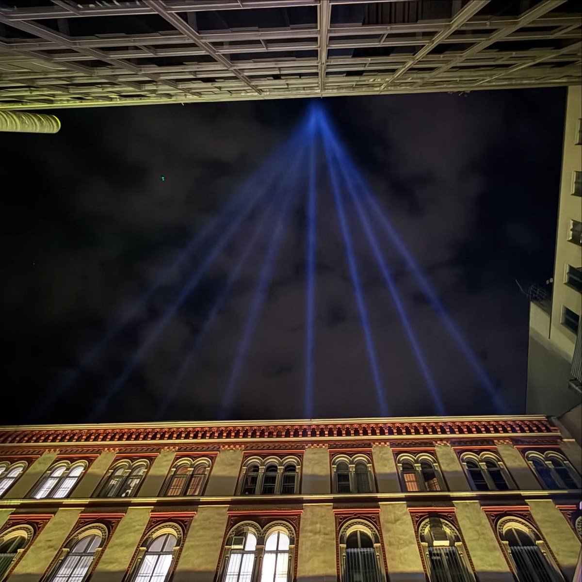 שגריר ישראל באוסטריה, דוד רוט, וצוות השגרירות השתתפו (10.11) בהדלקת אור התקווה יחד עם נוער יהודי מווינה בכיכר קרמליטר לציון ליל הבדולח - פרעות נובמבר 1938.  בתי כנסת נשרפו וחיי יהודים באוסטריה ובגרמניה נהרסו, החל אחד הפרקים האפלים ביותר בהיסטוריה.

היום אנו עומדים יחד מאוחדים