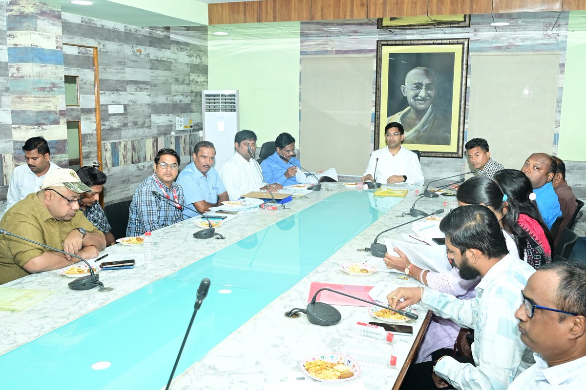 Ganjam_Admin's tweet image. ଗଞ୍ଜାମ ଜିଲ୍ଲାପାଳଙ୍କ ଅଧ୍ୟକ୍ଷତାରେ ଜିଲ୍ଲା ଶିଳ୍ପ ସେବା ତଥା MSME ସଂଯୋଗ ବୈଠକ, ଜିଲ୍ଲା ସ୍ତରୀୟ ସିଙ୍ଗଲ୍ ଉଇଣ୍ଡୋ କ୍ଲିୟାରେନ୍ସ ଅଥରିଟି (DSWCA) ଏବଂ ଜିଲ୍ଲା ସ୍ତରୀୟ ସମିତି (DLC) ସଭା ଆୟୋଜିତ ହୋଇଥିଲା। ସଭାରେ ନୂତନ ପୁଞ୍ଜିନିବେଶ ପ୍ରସ୍ତାବଗୁଡିକୁ ବିଚାର କରି ଆବଶ୍ୟକ ଅନୁମୋଦନ ଦେବା ସହ ଶିଳ୍ପ ସଂସ୍ଥା ଗୁଡିକୁ ସମସ୍ତ ସୁବିଧା…