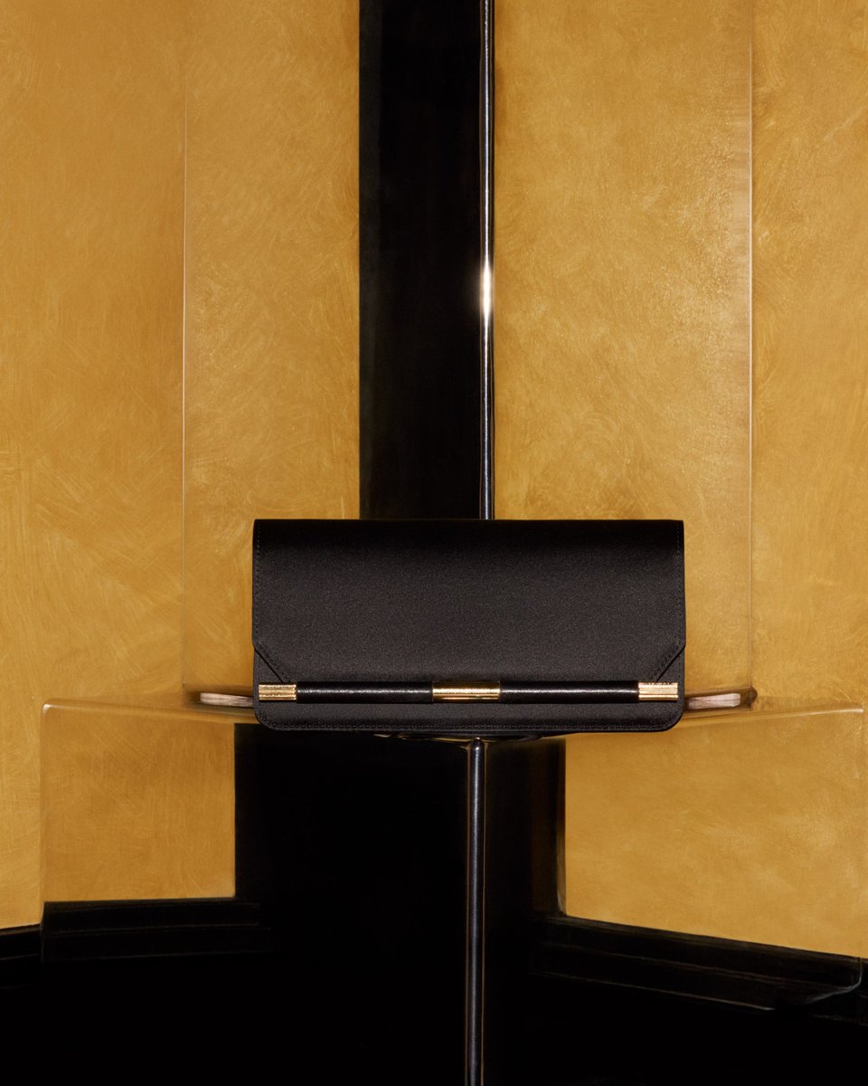 victoriabeckham's tweet photo. The ultimate finishing touch. 

Shop the 202 Clutch >> https://t.co/3n47bbaPg4

#VBHoliday https://t.co/VIXE4JFRlF