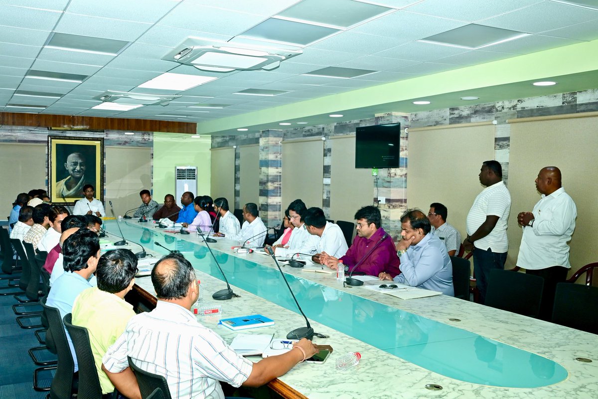 Ganjam_Admin's tweet image. ଗଞ୍ଜାମ ଜିଲ୍ଲାପାଳଙ୍କ ଅଧ୍ୟକ୍ଷତାରେ ଜିଲ୍ଲା ଶିଳ୍ପ ସେବା ତଥା MSME ସଂଯୋଗ ବୈଠକ, ଜିଲ୍ଲା ସ୍ତରୀୟ ସିଙ୍ଗଲ୍ ଉଇଣ୍ଡୋ କ୍ଲିୟାରେନ୍ସ ଅଥରିଟି (DSWCA) ଏବଂ ଜିଲ୍ଲା ସ୍ତରୀୟ ସମିତି (DLC) ସଭା ଆୟୋଜିତ ହୋଇଥିଲା। ସଭାରେ ନୂତନ ପୁଞ୍ଜିନିବେଶ ପ୍ରସ୍ତାବଗୁଡିକୁ ବିଚାର କରି ଆବଶ୍ୟକ ଅନୁମୋଦନ ଦେବା ସହ ଶିଳ୍ପ ସଂସ୍ଥା ଗୁଡିକୁ ସମସ୍ତ ସୁବିଧା…