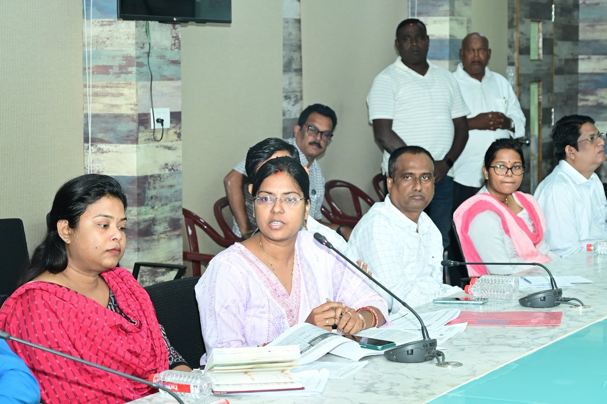 Ganjam_Admin's tweet image. ଗଞ୍ଜାମ ଜିଲ୍ଲାପାଳଙ୍କ ଅଧ୍ୟକ୍ଷତାରେ ଜିଲ୍ଲା ଶିଳ୍ପ ସେବା ତଥା MSME ସଂଯୋଗ ବୈଠକ, ଜିଲ୍ଲା ସ୍ତରୀୟ ସିଙ୍ଗଲ୍ ଉଇଣ୍ଡୋ କ୍ଲିୟାରେନ୍ସ ଅଥରିଟି (DSWCA) ଏବଂ ଜିଲ୍ଲା ସ୍ତରୀୟ ସମିତି (DLC) ସଭା ଆୟୋଜିତ ହୋଇଥିଲା। ସଭାରେ ନୂତନ ପୁଞ୍ଜିନିବେଶ ପ୍ରସ୍ତାବଗୁଡିକୁ ବିଚାର କରି ଆବଶ୍ୟକ ଅନୁମୋଦନ ଦେବା ସହ ଶିଳ୍ପ ସଂସ୍ଥା ଗୁଡିକୁ ସମସ୍ତ ସୁବିଧା…