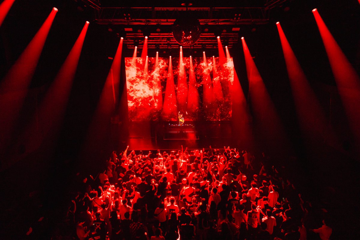 SO_SO_LOOPER's tweet image. 過去最大規模となる2年ぶりのワンマンツアー。チケット最速先行は11/16まで！

僕の憧れのPorter RobinsonやFred again.. など、偉大なアーティスト達が立ったステージに1人で挑戦します🔥
皆様ぜひ史上最強のSO-SOを体感しに来て下さい！！

チケット🎫
eplus.jp/so-so/