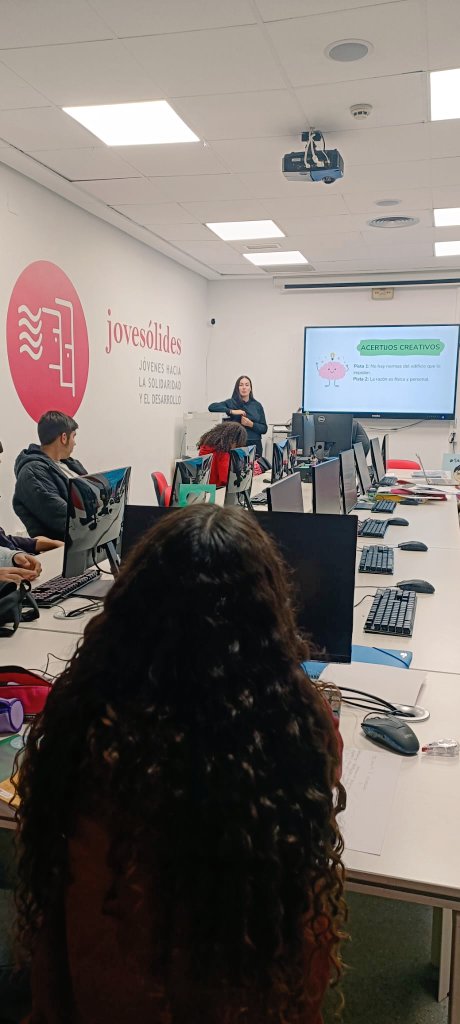 Que sea lunes en #Kumpania solo puede significar una cosa: día de #ETM. Otra cosa no, pero entrenar nuestras mentes nos flipa. Siempre tan dispuestos a participar. 

Esta vez hemos trabajado:
🔵Creatividad
🔵Pensamiento divergente
🔵Imaginación
🔵Resolución de problemas

#FSE #UE