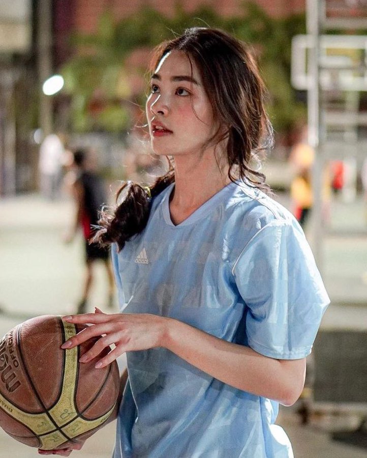 notasvvan's tweet image. มิ้นท์รัญใช้ชีวิตเหมือนไม่รู้จักคำว่ามอมอะ ซ้ายไปปีนถ้ำนาคา ขวาเล่นบาสเป็นชั่วโมงๆ แต่หน้าตาเหมือนคนไม่เคยสัมผัสแม้แต่ฝุ่น