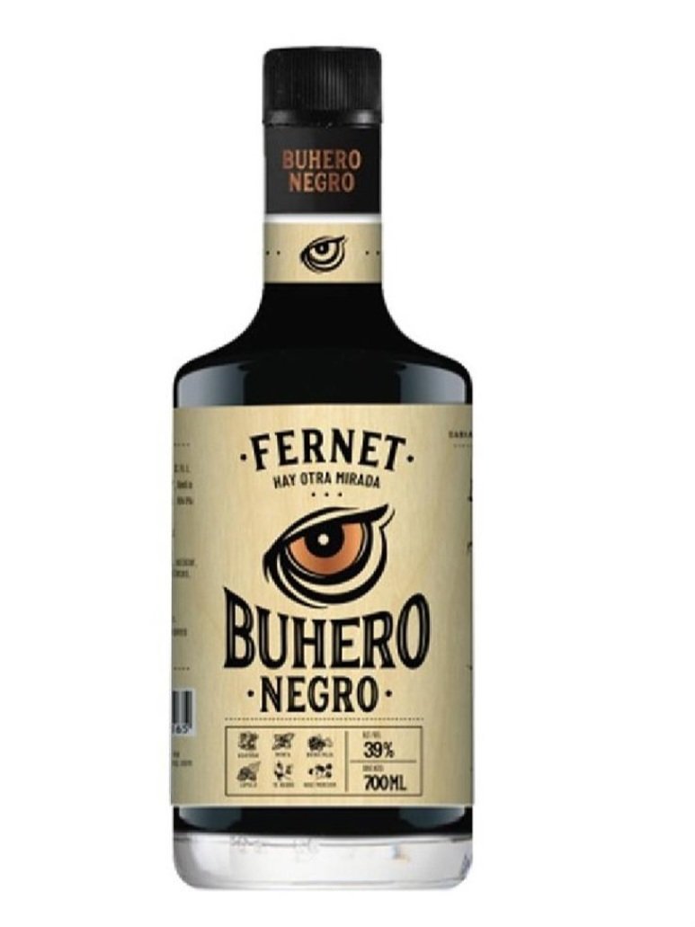 T_informo's tweet image. #BuheroNegro: #fernet artesanal con 22 botánicos (azafrán, menta, té negro, lúpulo, quina roja…).  
Macerado 1 mes, reposado 6, sin filtrado.  
Oscuro, intenso y balsámico: notas de clavo, canela y regaliz.  
Un estilo único, puro y auténtico. 
Creo que el mejor #Fernet…