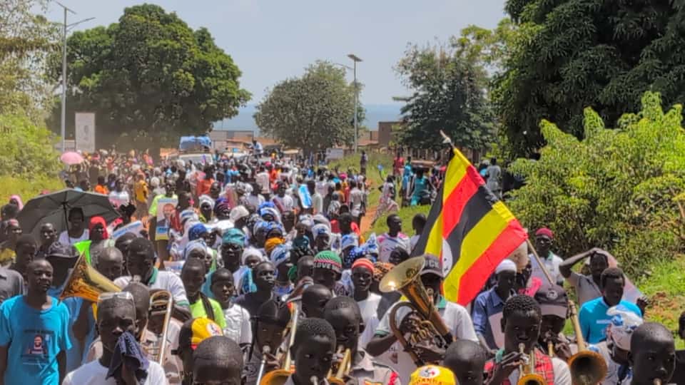 Rt. Hon. Nathan Nandala Mafabi and his team received a massive reception in Obongi District after crossing River Nile via the Obongi Ferry from Sinyanya Landing Site in Adjumani.
#FDCUpdates #Obongi #Adjumani #Uganda #fixingtheeconomymoneyinourpockets #fdcmanifesto #fdcinobongi