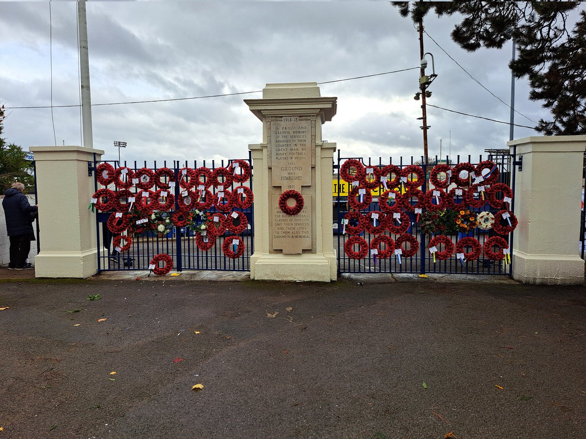 ASoltorn's tweet image. 11/11 11am. Bristol memorial gates.